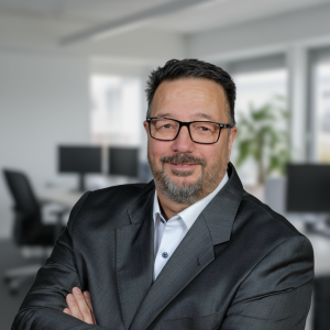 Portrait von Markus Lennartz, Gründer von nexivium und zertifizierter AI Engineer, vor einem dezenten KI-Hintergrund.