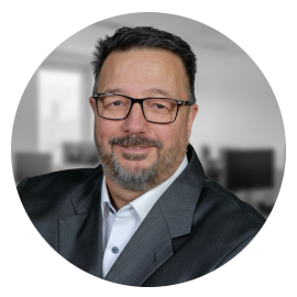 Portrait von Markus Lennartz, Gründer von nexivium und zertifizierter AI Engineer, vor einem dezenten KI-Hintergrund.